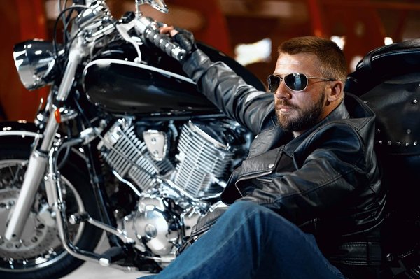 les avantages et inconvénients d'une moto sportive par rapport à une moto de tourisme